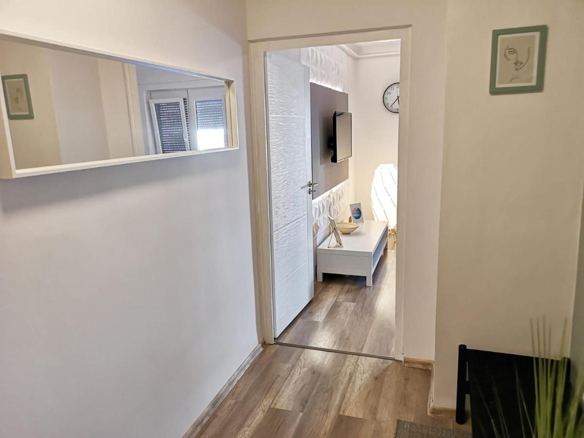 Central Home Apartment In The City Center Eger Bagian luar foto